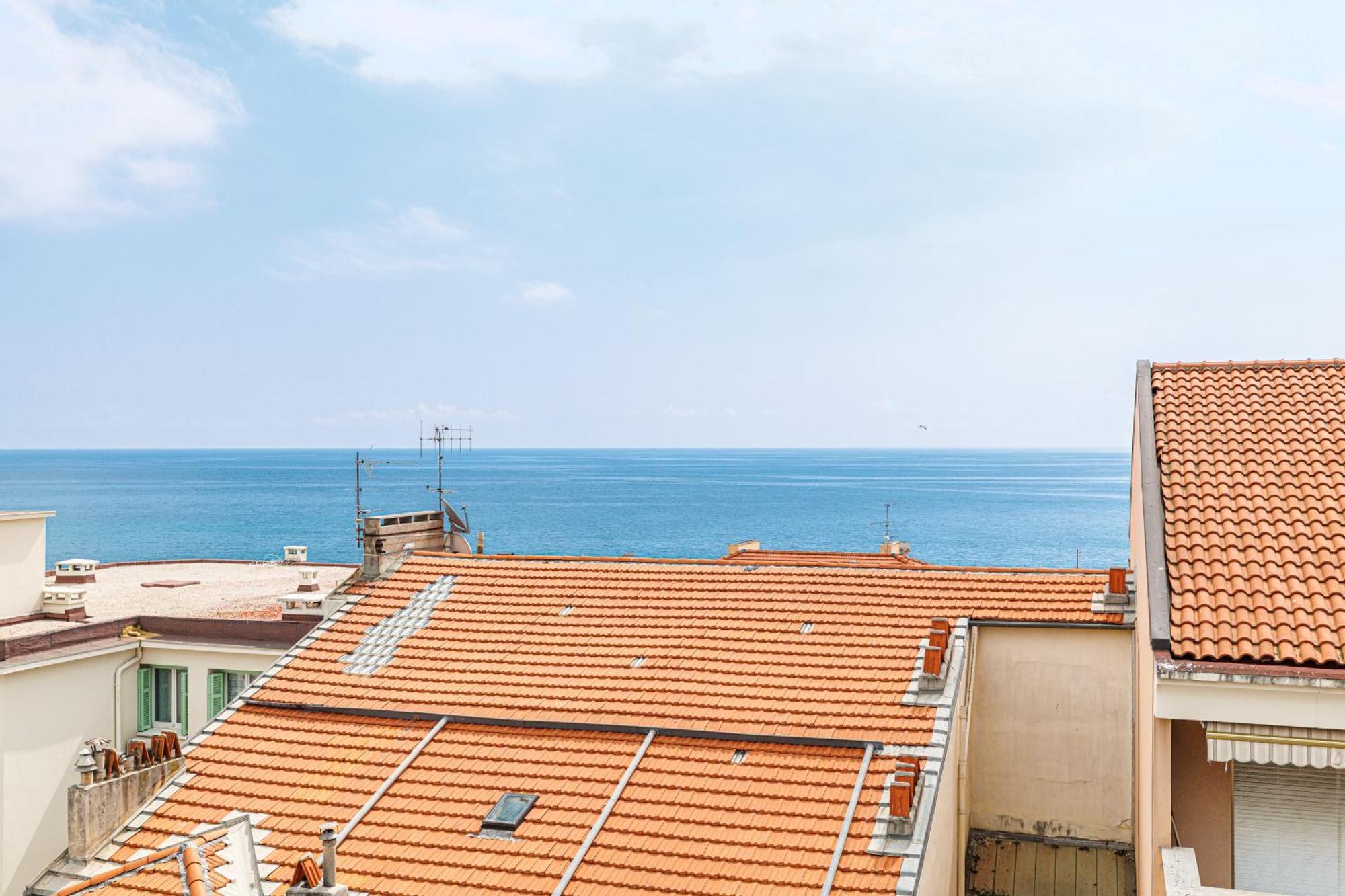904 - Rooftop In Center, 100m Away